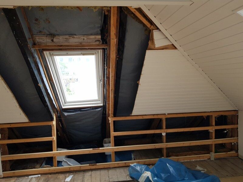 Tagrum under renovering. Dampspærren er ført hele vejen rundt om ovenlysvinduet, og det er samlingerne her, arbejdet står og falder med.