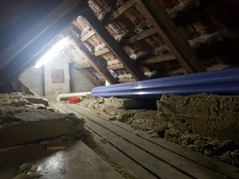 En rulle ligger klar på et uudnyttet loft. Materialerne er den lille del af regningen, arbejdslønnen er den store.